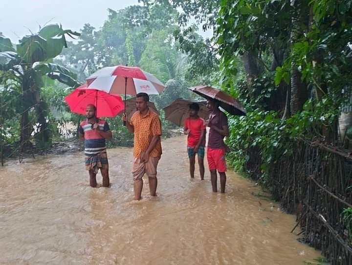 একটানা ভারী বৃষ্টিতে তলিয়ে গেছে  চট্টগ্রামের বাঁশখালীর নিচু এলাকা। আজ দুপুরে উপজেলার সাধনপুর ইউনিয়নের মাস্টারপাড়া এলাকায়